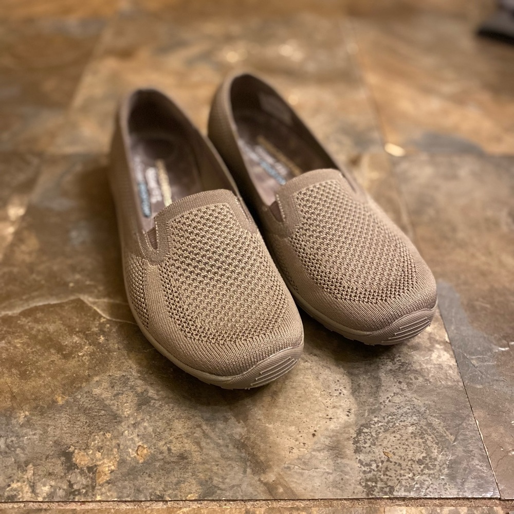 Sketchers Relaxed Fit Comfort Knit Slip-On Women’s Flats in Taupe